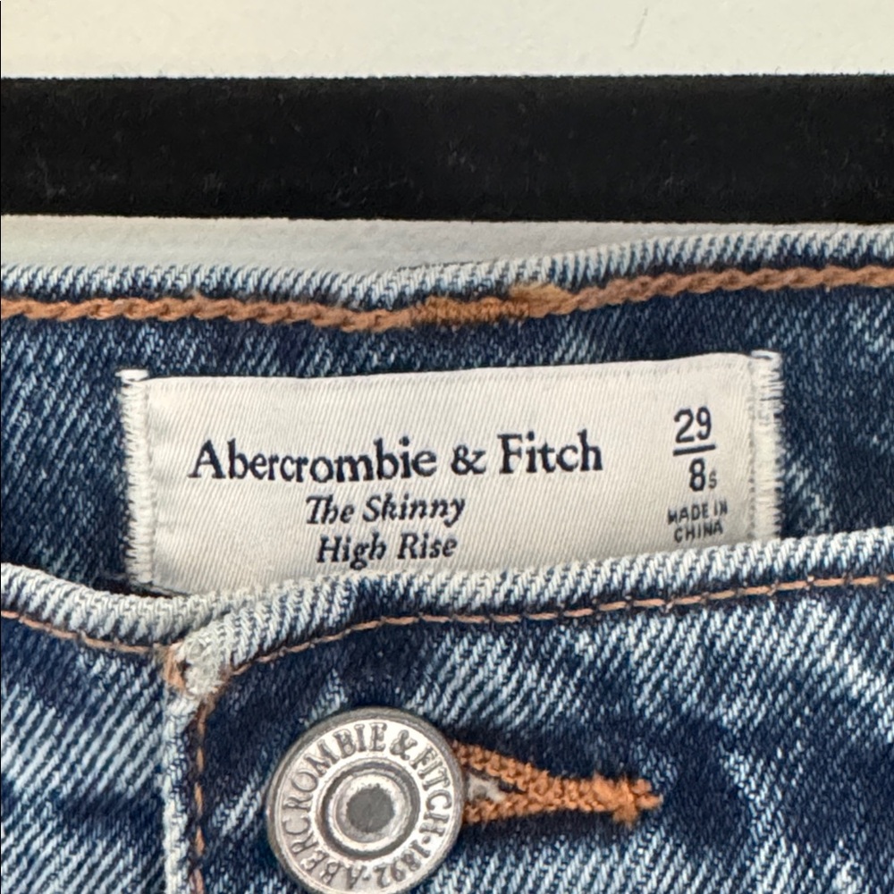 Abercrombie & Fitch NWT The Skinny High Rise Distressed Cropped Jeans - Size 29S - Picture 4 of 8